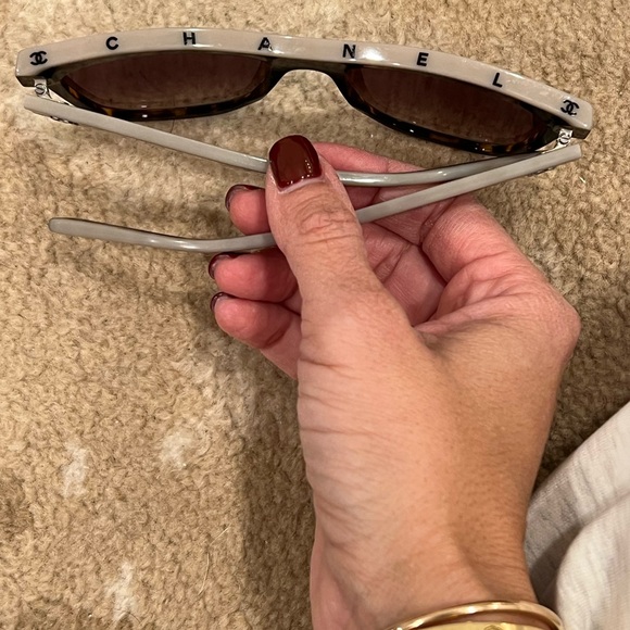 Chanel 5418 sunglasses logo on top 
Gorgeous!!!! - Picture 13 of 14